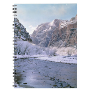 USA, Utah, Zion NP. Neuer Schnee bedeckt den Canyo Notizblock