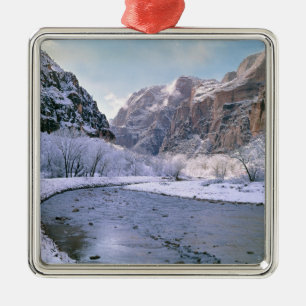 USA, Utah, Zion NP. Neuer Schnee bedeckt den Canyo Ornament Aus Metall