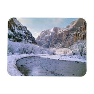 USA, Utah, Zion NP. Neuschnee bedeckt Canyon Magnet