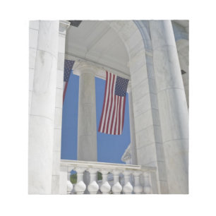 USA, VA, Arlington. Amerikanische Flaggen sind geh Notizblock