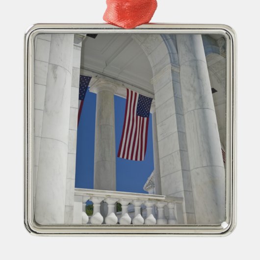 USA, VA, Arlington. Amerikanische Flaggen werden Silbernes Ornament (Vorne)