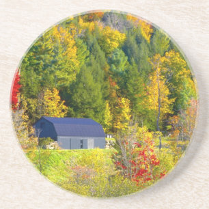 USA, Vermont. Herbstlaub entlang der Highway 100. Sandstein Untersetzer
