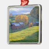 USA, Vermont, Jenne Bauernhof. Rollende grüne Silbernes Ornament (Links)