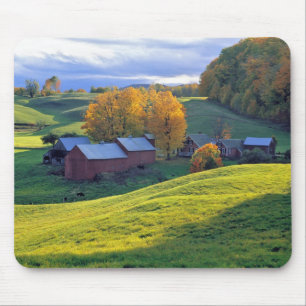 USA, Vermont, Jenne Farm. Rollende grüne Hügel Mousepad