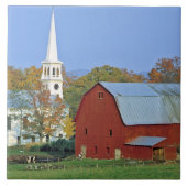 USA, Vermont, Peacham. Eine rote Scheune und ein Fliese (Vorderseite)