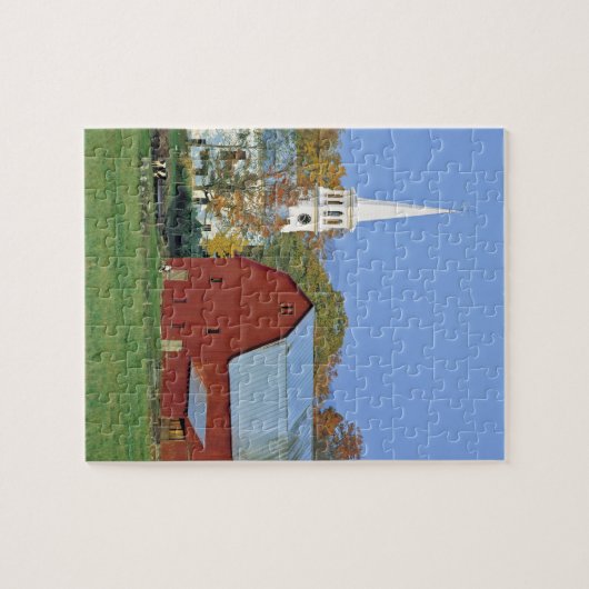 USA, Vermont, Peacham. Eine rote Scheune und ein Puzzle (Horizontal)