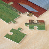 USA, Vermont, Peacham. Eine rote Scheune und ein Puzzle (Seite)