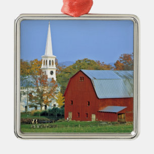 USA, Vermont, Peacham. Eine rote Scheune und ein Silbernes Ornament