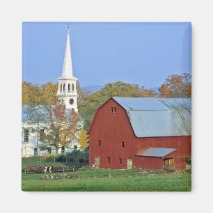 USA, Vermont, Peacham. Eine rote Scheune und weiß Magnet