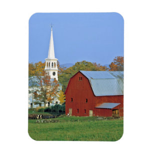 USA, Vermont, Peacham. Eine rote Scheune und weiß Magnet