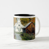 USA, Vermont, Waits River. Blattwerk Zweifarbige Tasse (VorderseiteRechts)
