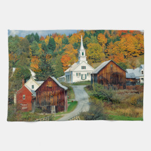 USA, Vermont, Waits River. Herbstlaub ergänzt Handtuch