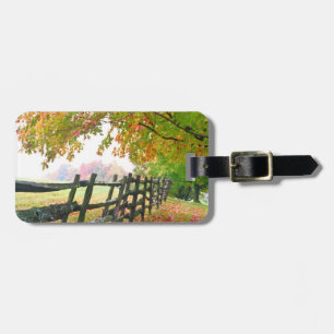 USA, Vermont. Zaun unter Herbstlaub. Gepäckanhänger