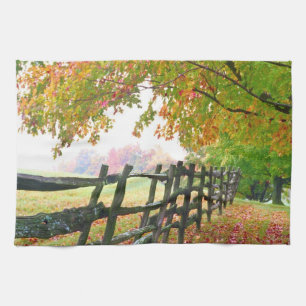 USA, Vermont. Zaun unter Herbstlaub. Handtuch
