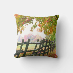 USA, Vermont. Zaun unter Herbstlaub. Kissen