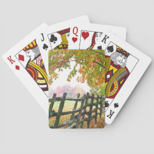 USA, Vermont. Zaun unter Herbstlaub. Spielkarten