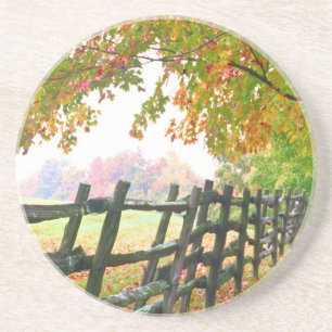 USA, Vermont. Zaun unter Herbstlaub. Untersetzer