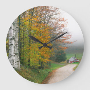 USA, Vermont. Zuckerhaus in der Nähe der Stadt S Große Wanduhr