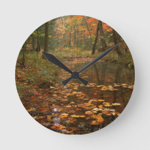 USA, Virginia, Herbst in Douthat Staat Park Runde Wanduhr
