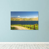 USA, Washington, Lake Chelan. Weinberg Leinwanddruck (Insitu (Holzboden))