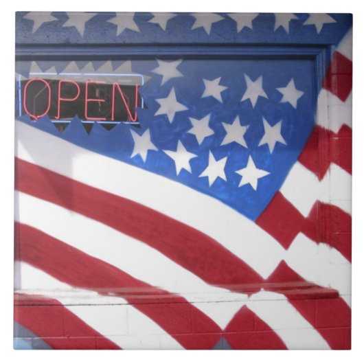 USA, Washington, Moses See. Flaggenwandwandgemälde Fliese (Vorderseite)