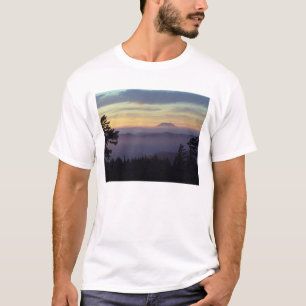 USA, Washington. Mount St. Helens gesehen durch T-Shirt