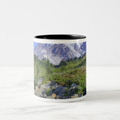 USA, Washington, Mt. Rainier NP, Mt. Rainier und 2 Zweifarbige Tasse (Mittel)