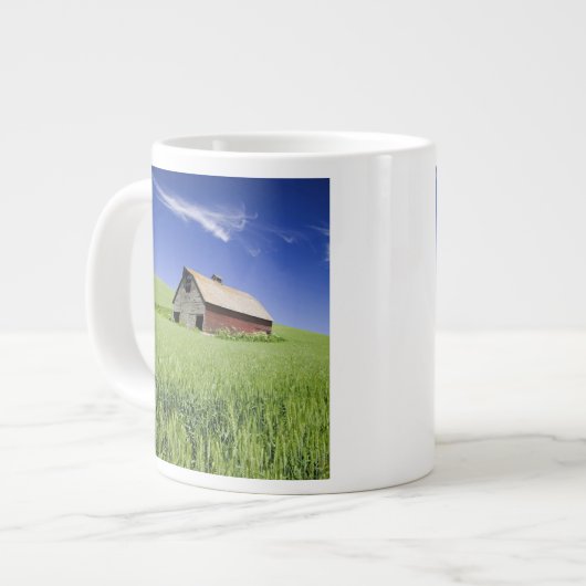 USA, Washington, Old Red Barn im Frühling Jumbo-Tasse (Vorderseite Links)