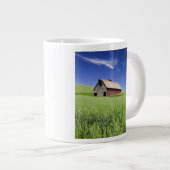 USA, Washington, Old Red Barn im Frühling Jumbo-Tasse (Vorderseite Rechts)