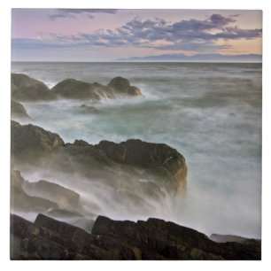 USA, Washington, San Juan Islands. Wellen brechen Fliese
