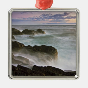 USA, Washington, San Juan Islands. Wellen brechen Silbernes Ornament