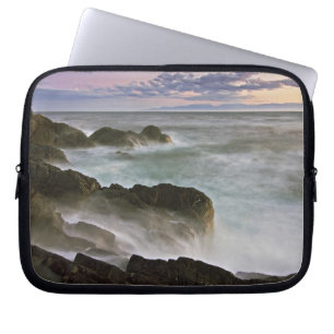 USA, Washington, San Juan Islands. Wellen krachen Laptopschutzhülle