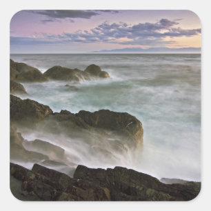 USA, Washington, San Juan Islands. Wellen krachen Quadratischer Aufkleber