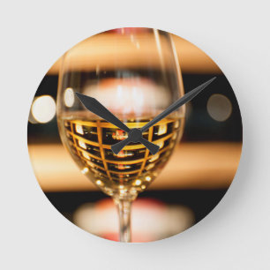 USA, Washington, Walla Walla. Wine Glass Runde Wanduhr