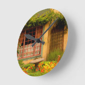 USA, Washington, Woodinville, The Herbfarm Runde Wanduhr (Winkel)