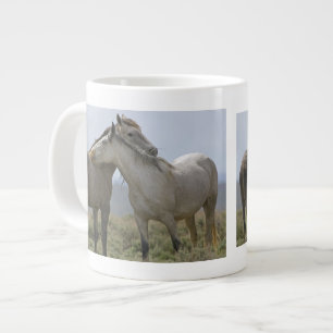 USA, Wyoming, Carbon County. Wilde Pferde 2 Jumbo-Tasse