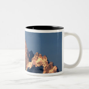 USA, Wyoming, Grand Teton NP. Ein Vollmond geht un Zweifarbige Tasse