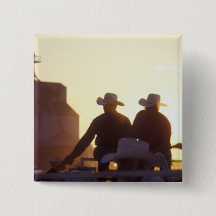 USA, Wyoming, Pine Bluffs. Zwei Männer schütteln Button
