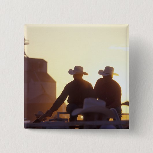 USA, Wyoming, Pine Bluffs. Zwei Männer schütteln Button (Vorderseite)