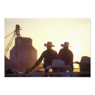 USA, Wyoming, Pine Bluffs. Zwei Männer schütteln Fotodruck