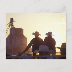 USA, Wyoming, Pine Bluffs. Zwei Männer schütteln Postkarte