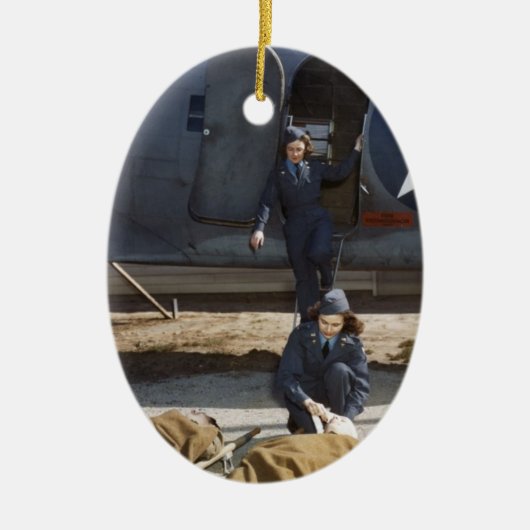 USAAF Flight Nurses and Medic Gekümmert für Verwun Keramik Ornament (Vorne)