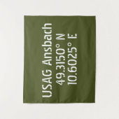 USAG Ansbach Latitude Longitude Wandteppich (Vorderseite)