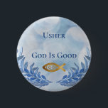 Usher Christlich Church God is good modern Button<br><div class="desc">Schönes blaues Aquarelldesign mit einem fröhlichen Gruß. Kirchendiener können Mitglieder deiner Gemeinde mit einer herzlichen Botschaft empfangen, dass Gott gut ist. Design schließt eine goldene Scheiben CXReconstruction (ichthys) mit der Bedeutung von Jesus Christus, Sohn Gottes ein. Schöne blaue Aquarell-Blätter geben dem Design einen modernen Look. Stilvolle Taste für einen Usher....</div>