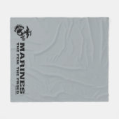 USMC "Die wenigen, die stolz" gestapelte schwarze  Fleecedecke (Vorderseite (Horizontal))