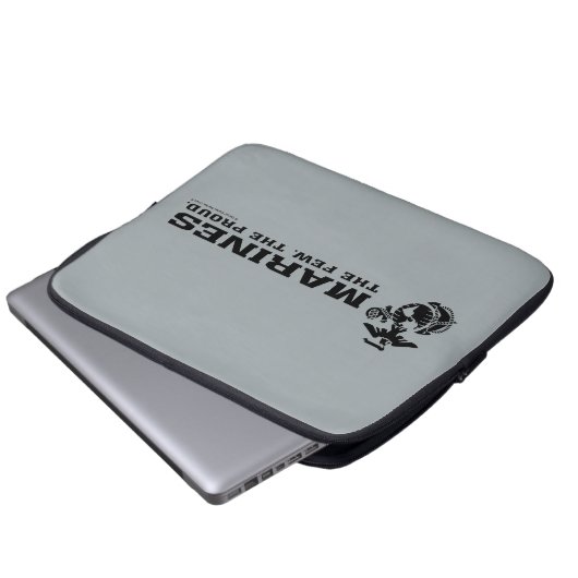 USMC "Die wenigen, die stolz" gestapelte schwarze Laptopschutzhülle (Vorne Knopf)