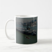 USS John F. Kennedy", hereinkommenden New York der Kaffeetasse (Links)