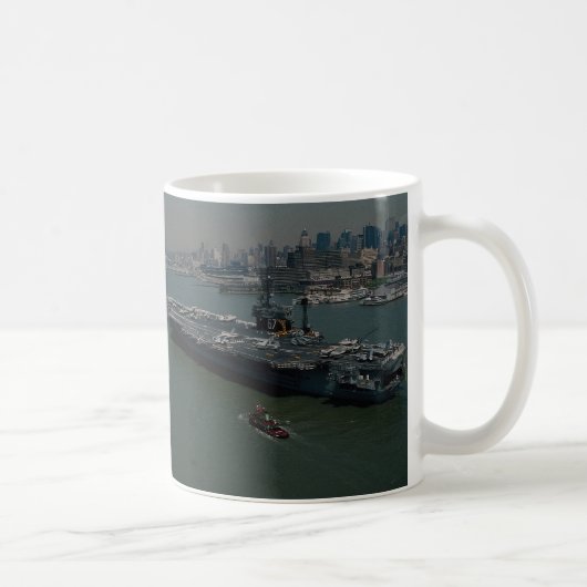 USS John F. Kennedy", hereinkommenden New York der Kaffeetasse (Rechts)