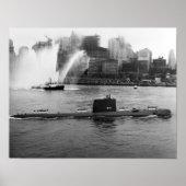 USS Nautilus verankert im Hafen von New York - 195 Poster (Vorne)