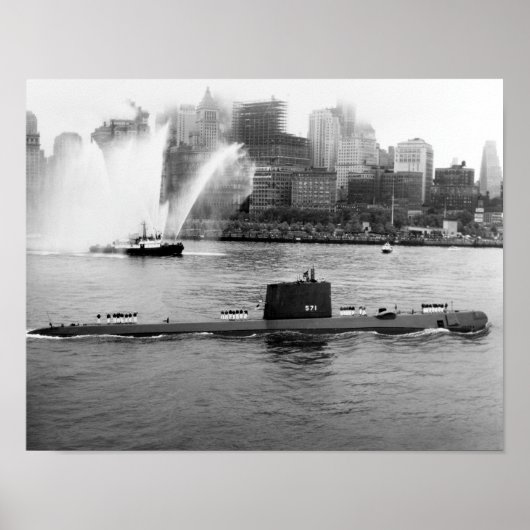 USS Nautilus verankert im Hafen von New York - 195 Poster (Vorne)
